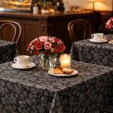 Petite Rose Svart – Blondevoksduk med små roser, kafémiljø