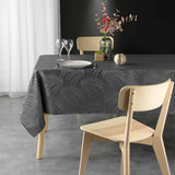 Plumette Charcoal Grey – Damaskduk med vevd palmebladmønster – 140 x 240 cm, miljø