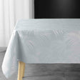 Plumette Grey – Damaskduk med vevd palmebladmønster – 140 x 240 cm