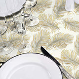 Plumina Metallic – Rund voksduk med elegante fjær i gull og grått Ø 155 cm nærbilde