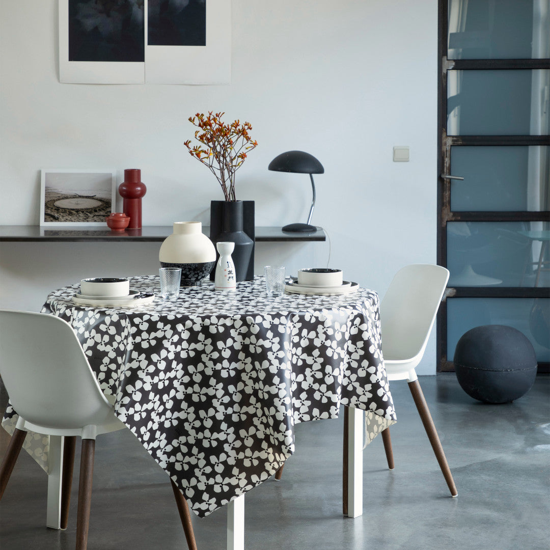 Poppy Graphite - Lola voksduk med grafisk blomsterdesign, miljø