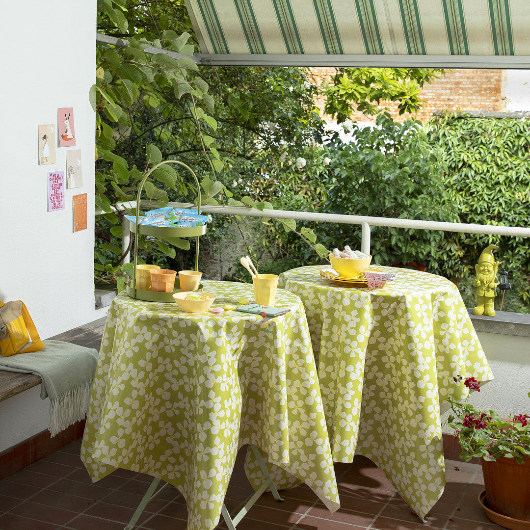 Poppy Spring Moss – Lola voksduk med grafisk blomsterdesign, miljø