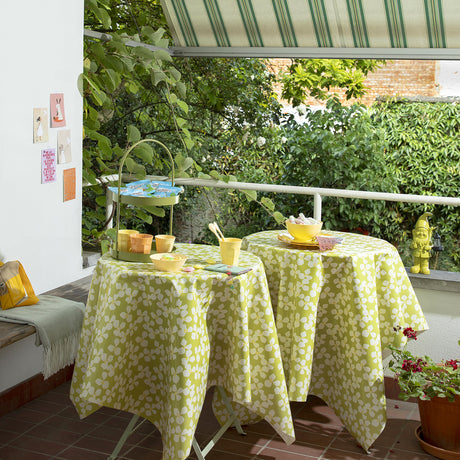 Poppy Spring Moss – Lola voksduk med grafisk blomsterdesign, miljø