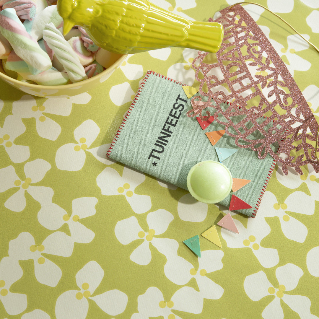 Poppy Spring Moss – Lola voksduk med grafisk blomsterdesign, nærbilde