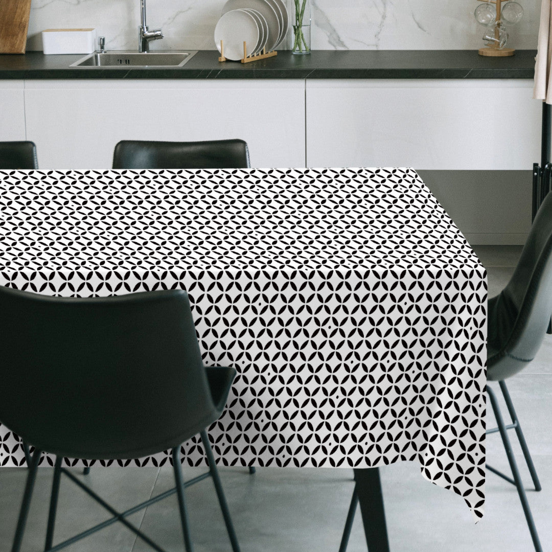 Raipur Black – Moderne svart/hvit voksduk med grafisk mønster