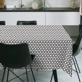 Raipur Black – Moderne svart/hvit voksduk med grafisk mønster