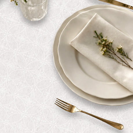 Rivera Blanco – Jacquardvevd akrylduk i offwhite 160 cm bred, nærbilde