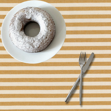 Sennepsgul Nordisk Stripe – Akrylduk i rustikt linlook