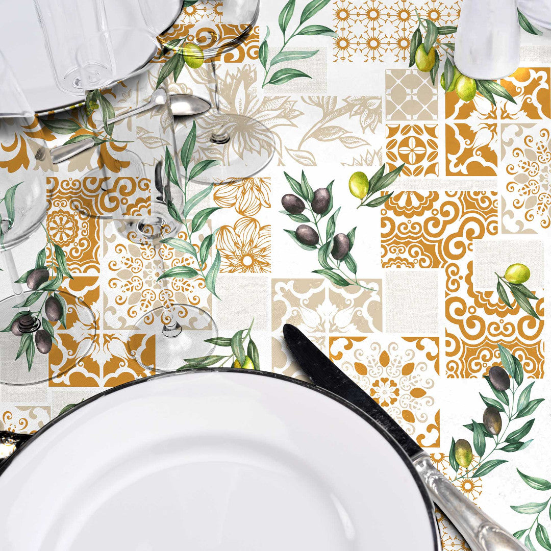 Solanova – Voksduk med oliven og gyldne fliser, nærbilde