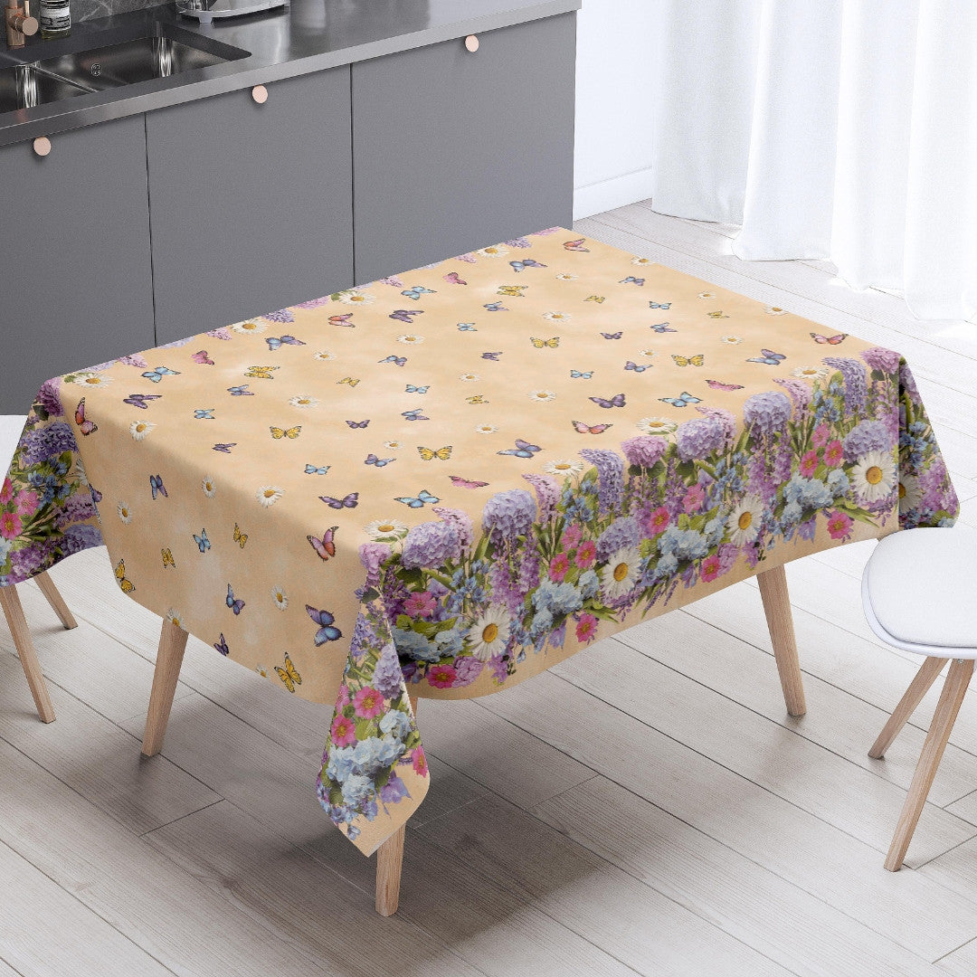 Sommereng Beige – Voksduk med blomster og sommerfugler, miljø