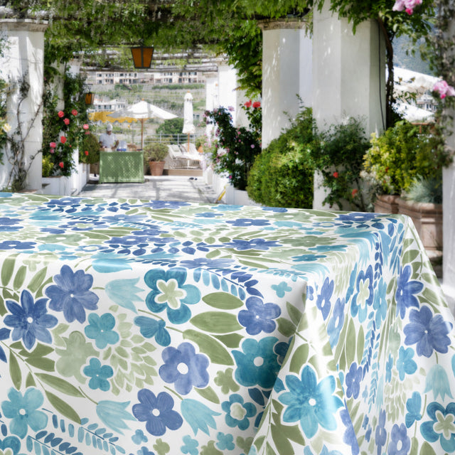 Sommerflor Blå – Voksduk med fargerikt blomster­mønster, miljø
