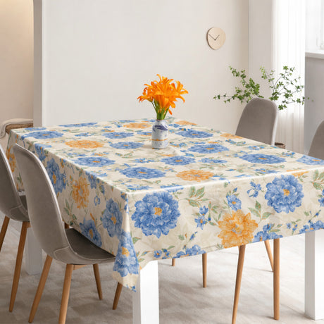 Sommerflora Beige – Voksduk med blå og gyldne blomster miljø