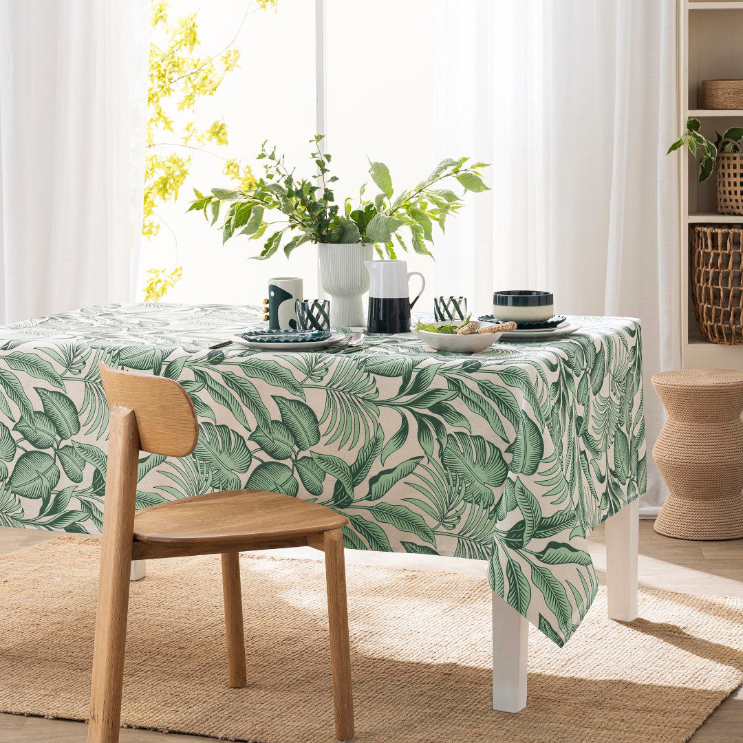 Stilys Sauge – Bordduk i linlook med botanisk bladmønster – 140 x 240 cm, miljø