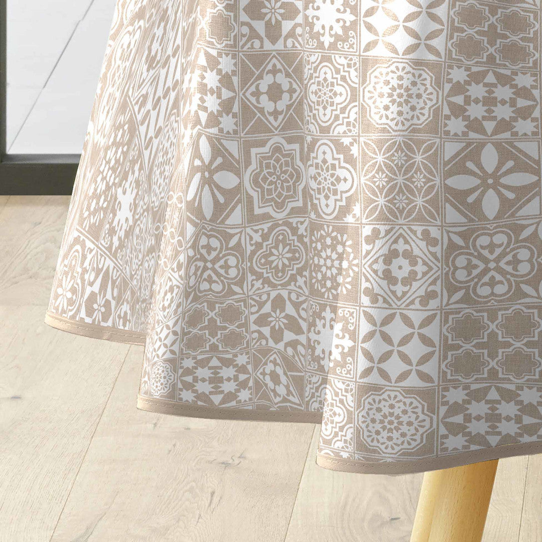 Textilia Carella – Rund voksduk med klassisk flisemønster i beige Ø 155 cm