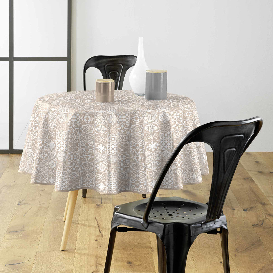Textilia Carella – Rund voksduk med klassisk flisemønster i beige Ø 155 cm miljø