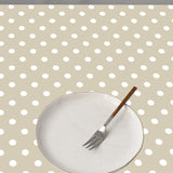 Top Dots Beige – Lys beige voksduk med hvite prikker, miljø