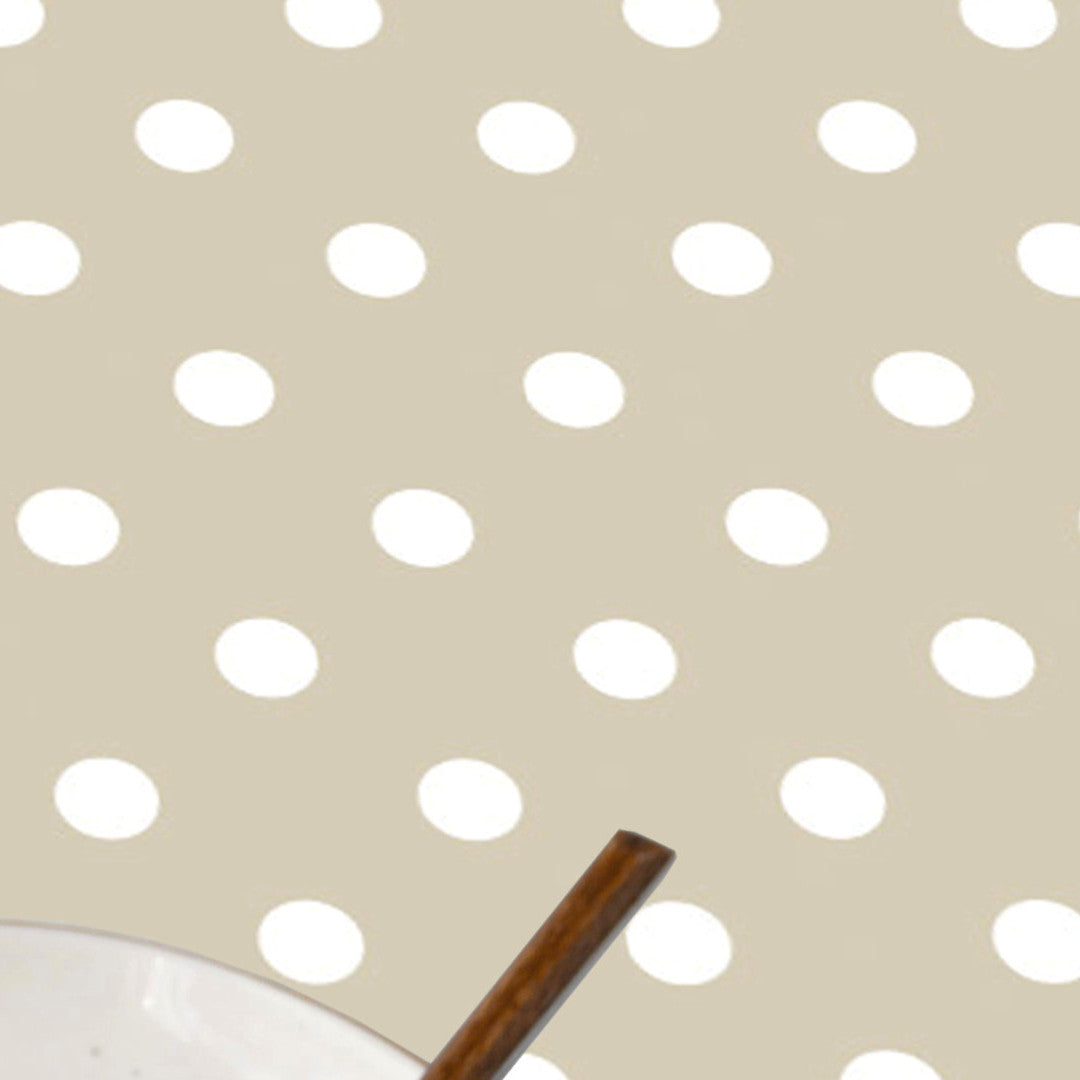 Top Dots Beige – Lys beige voksduk med hvite prikker, nærbilde