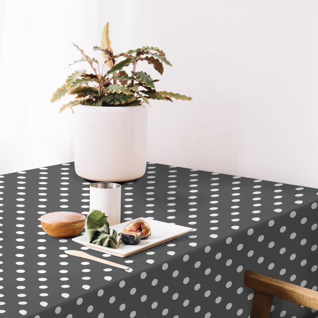 Top Dots Grey – Mørk grå voksduk med hvite prikker, miljø