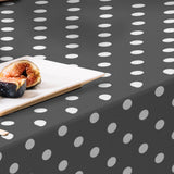 Top Dots Grey – Mørk grå voksduk med hvite prikker, nærbilde