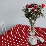 Top Dots Red – Mørk rød voksduk med hvite prikker, miljø