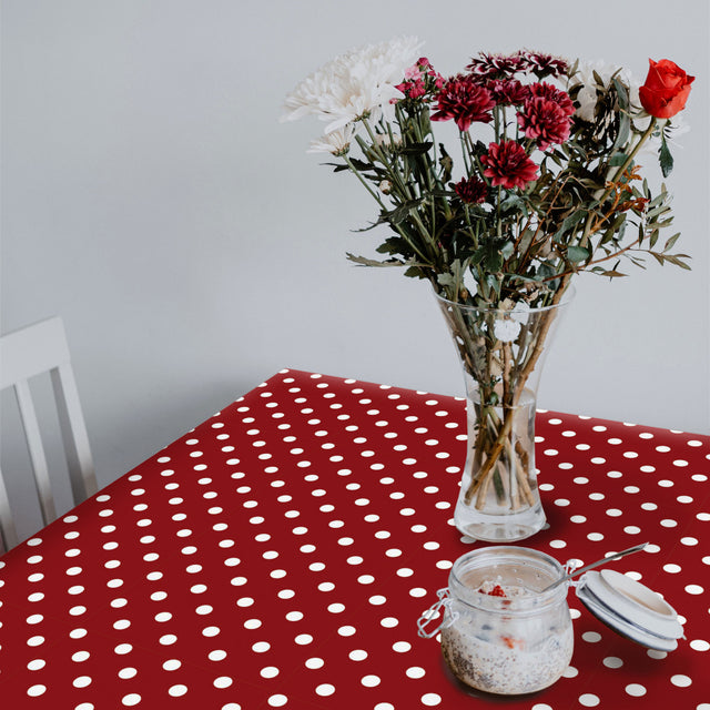 Top Dots Red – Mørk rød voksduk med hvite prikker, miljø