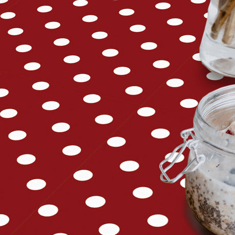 Top Dots Red – Mørk rød voksduk med hvite prikker, nærbilde