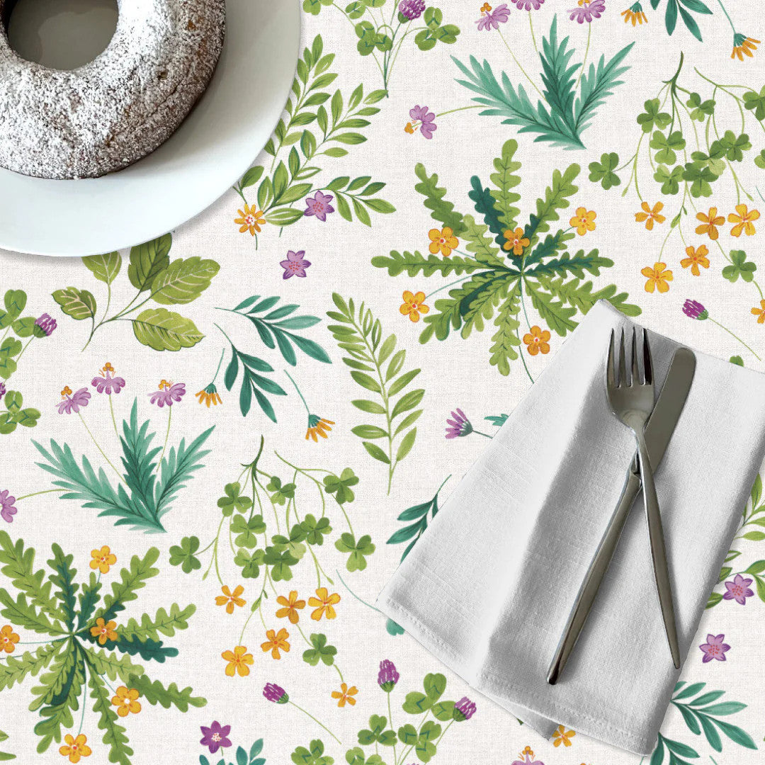Vild Kløver – Voksduk med blomster og urter, 160 cm bred, borddekking