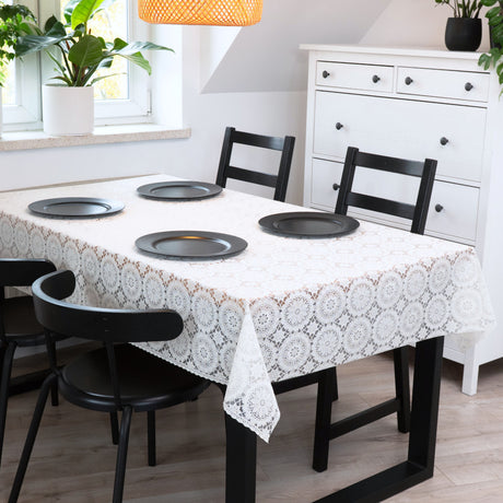 White Chantilly – Hvit blondevoksduk med klassisk rosettmønster, miljø