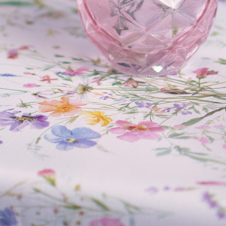 Wildflower Mist – Voksduk med engblomster, nærbilde