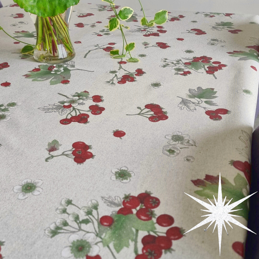 Akene Rød - Vakker akrylduk med bær og lurex, 150 cm bred