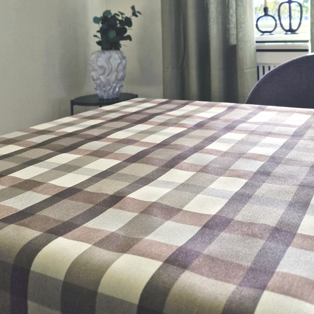 Alistair Brun - Akrylduk med ruter