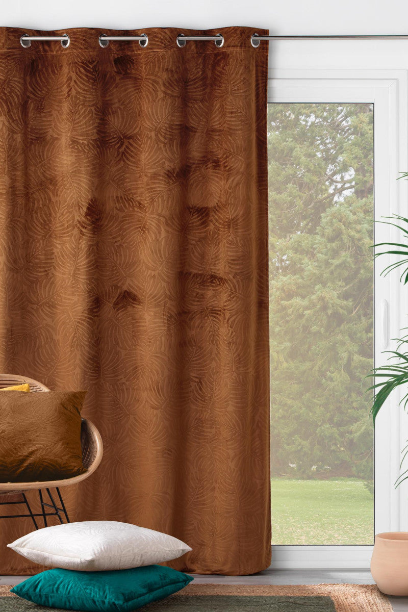 Analia preget velur Brun – Mørkleggingsgardin 140 x 240 cm miljøbilde