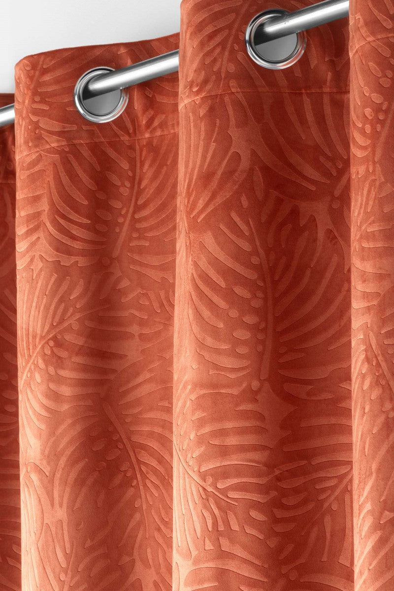 Analia preget velur terrakotta oransje – Mørkleggingsgardin 140 x 240 cm nærbilde