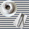 Blå Nordisk Stripe – Akrylduk i rustikk hørlook