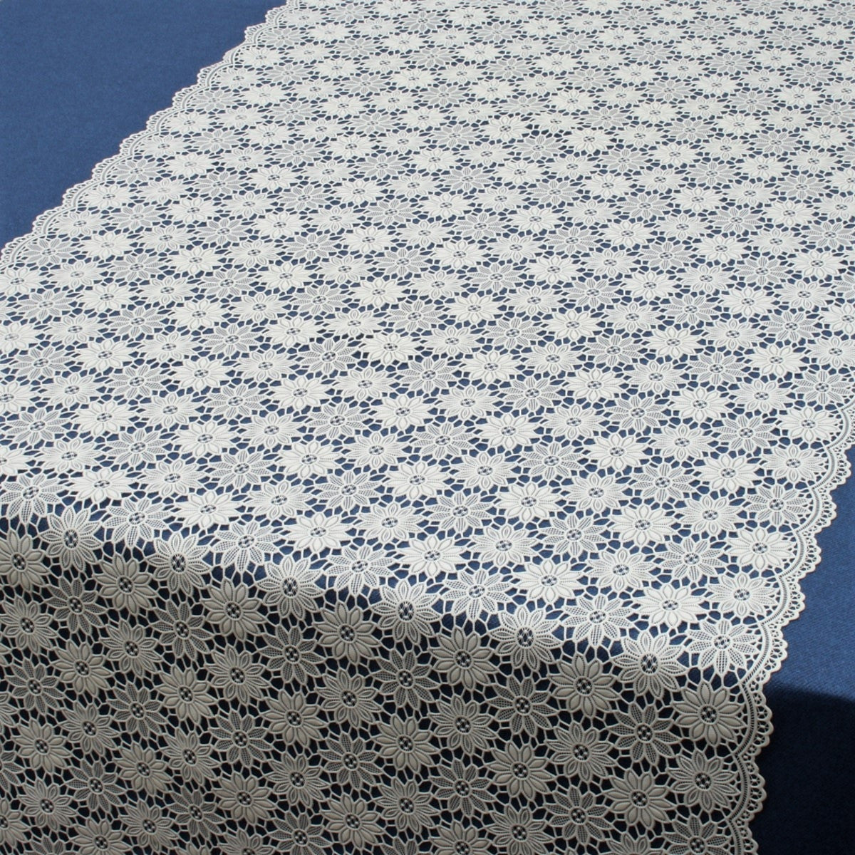 Bordløper, blondeduk med liten blomst, hvit