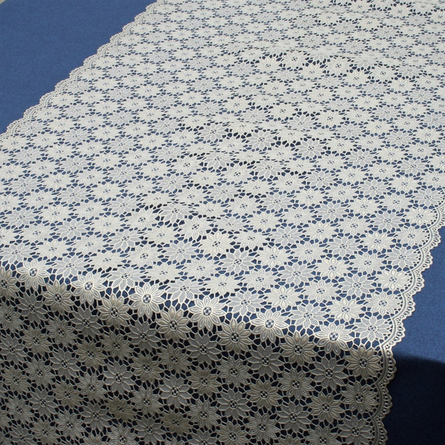 Bordløper, blondeduk med liten blomst, hvit/sølv