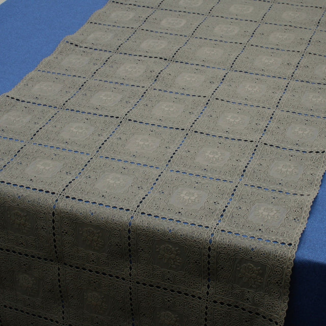 Bordløper, blondeduk med roser i firkanter, antrasitt