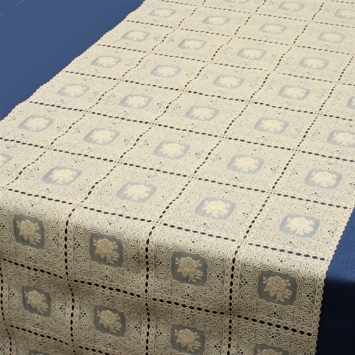 Bordløper blondeduk med roser i firkanter beige