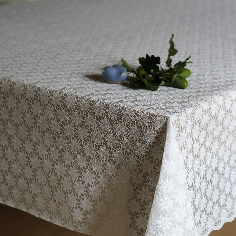 Blondeduk med små fine blomster, hvit