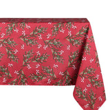 Christmas Greenery Rød – Juleduk med flekkavvisende behandling 150 x 300 cm, modellbilde