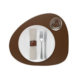 Spisebrikke i resirkulert skinn – Pebble Cognac 46 × 40 cm