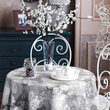 Dalington Grå – Voksduk med roser i elegant lett preget mønster