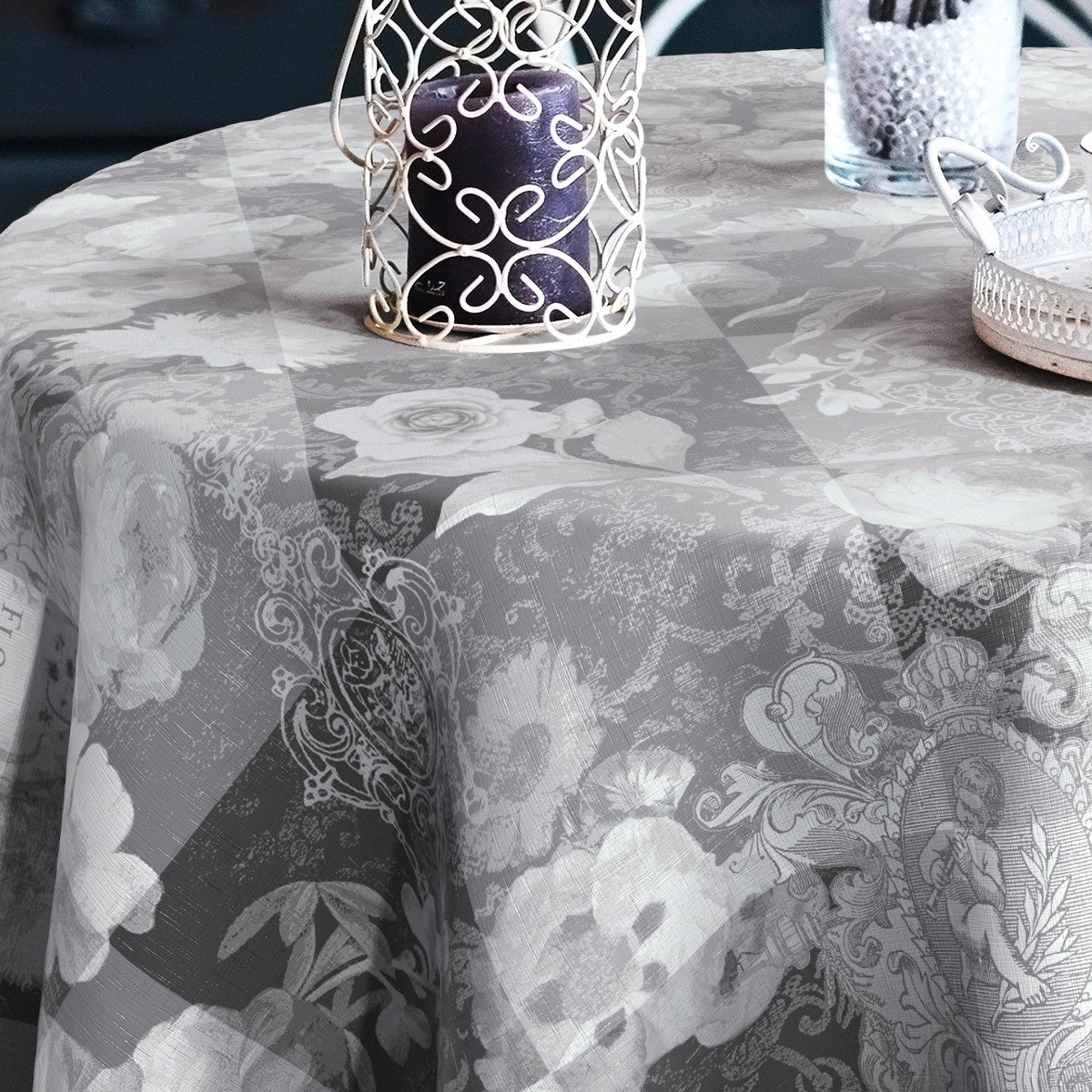 Dalington Grå – Voksduk med roser i elegant lett preget mønster