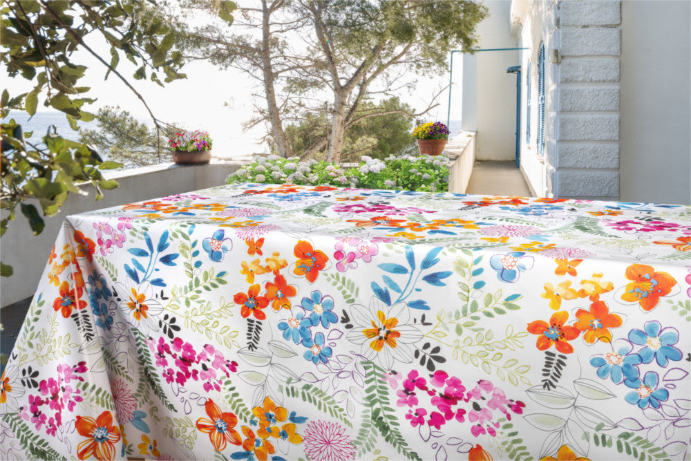 Dufthagen – Hvit voksduk med fargerike blomster, på terrassen