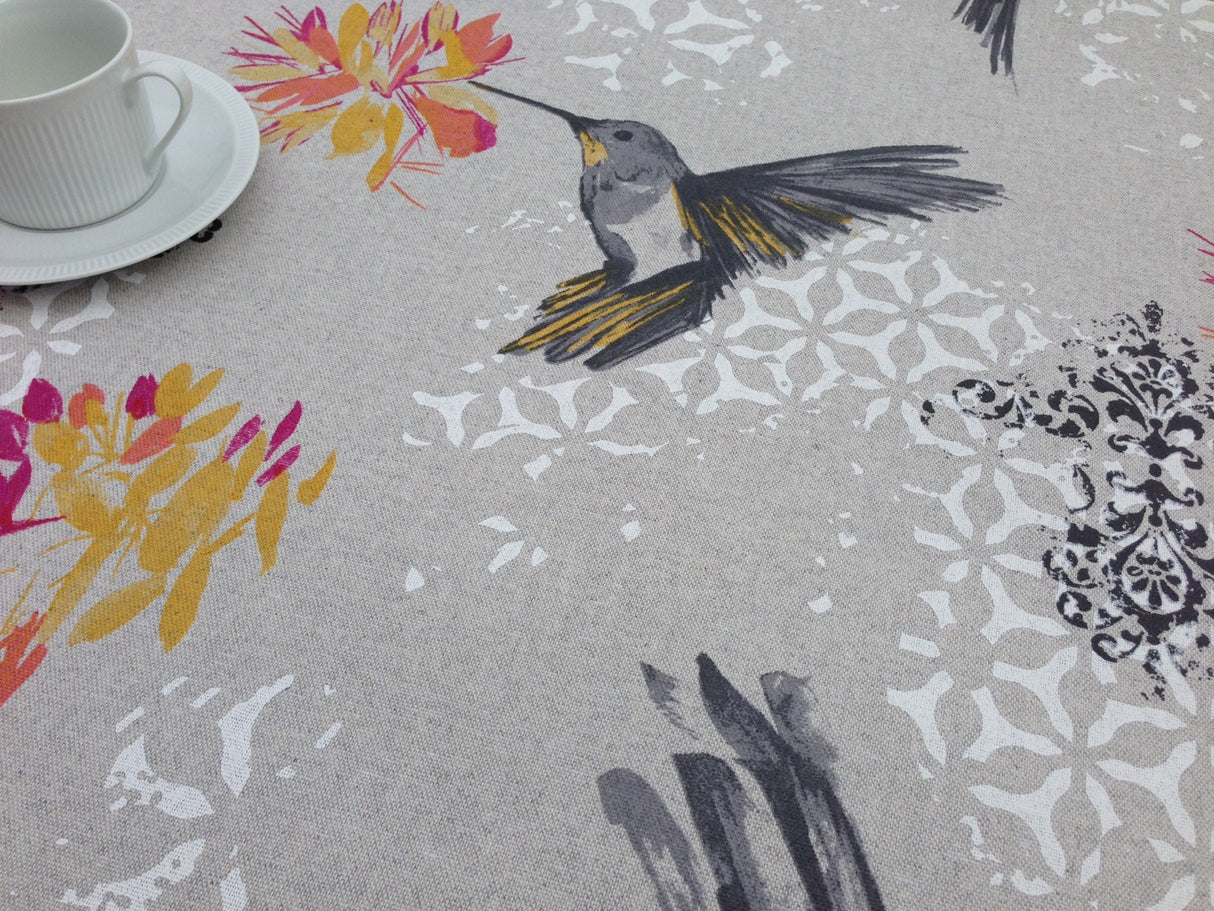 Elvire Grå - Akrylduk med vakre kolibrier – duken har hessianlook - 150 cm bred