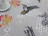 Elvire Grå - Akrylduk med vakre kolibrier – duken har hessianlook - 150 cm bred