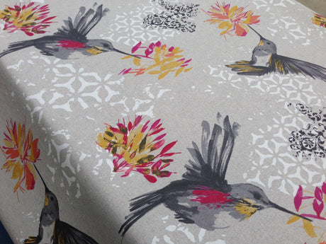 Elvire Grå - Akrylduk med vakre kolibrier – duken har hessianlook - 150 cm bred
