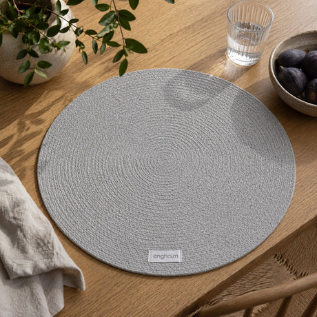 Engholm Thor rund spisebrikke Stål – Ø40 cm, miljø