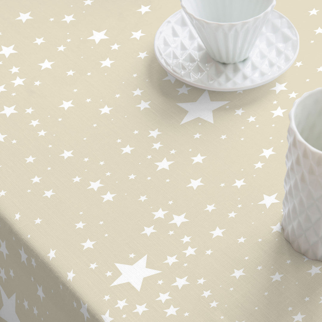 Nærbilde av Etoiles Lys Beige julevoksduk med hvite stjerner på lys beige bakgrunn