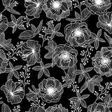 Filligranhagen Hvit – voksduk med blader og blomster i hvitt på svart bunn